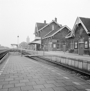 153157 Gezicht op de perronzijde van het N.S.-station Leerdam te Leerdam.